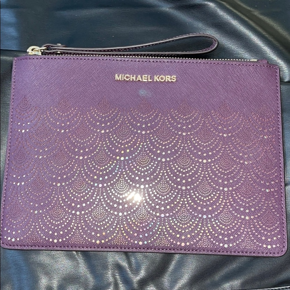 New MK Zip Clutch 👛